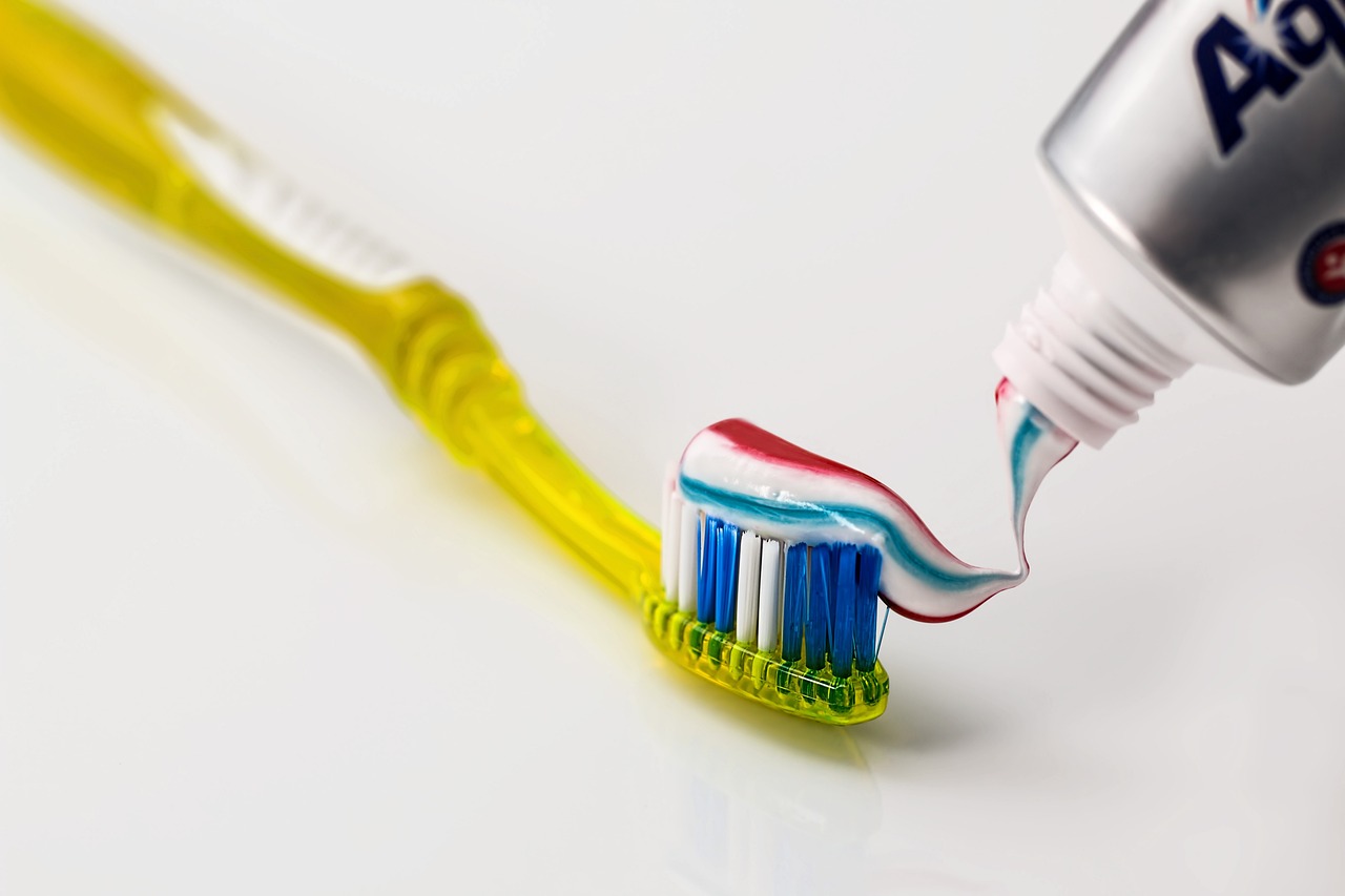 Transitioning from Traditional Toothpaste to Natural Alternatives